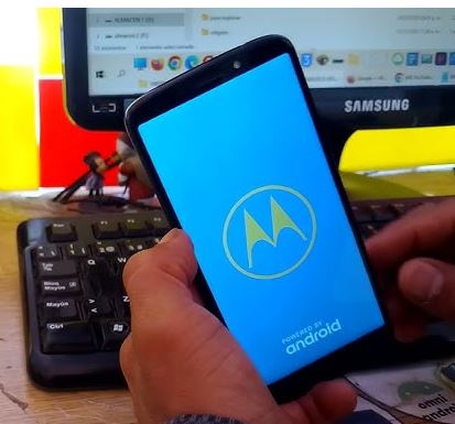 Motorola E20 no enciende y se queda en el logo