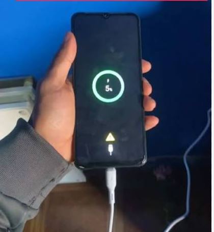 ¿Por qué mi Samsung no carga con cualquier cargador?